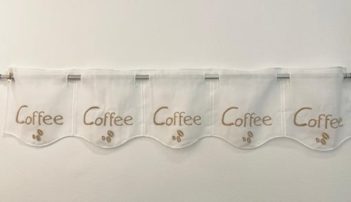 Perdea brodata tip in, scurta inaltime de 18cm, pentru bucatarie, Hiko Coffee pentru prindere direct pe geam cu raport 1 la 1