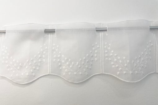 Perdea brodata tip in, scurta inaltime de 18cm, pentru bucatarie, Hiko Floricele pentru prindere direct pe geam cu raport 1 la 1