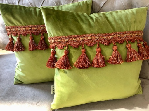 Set 2 perne decorative, fata detasabila, Hiko Comfy catifea verde fistic cu banda ciucuri 2x40x40cm