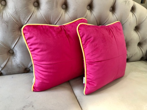Set 2 perne decorative cu fata detasabila, Hiko COMFY catifea flamingo roz cu vipusca galbena