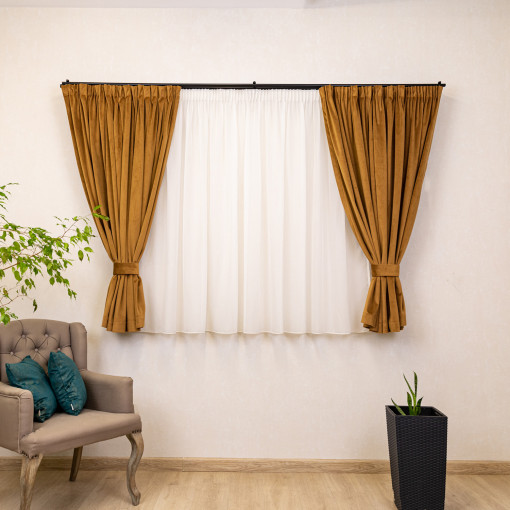 Set 5 piese Hiko, doua draperii scurte din catifea Comfy cognac cu 2 benzi de prindere si o perdea Ana voal, cu rejansa