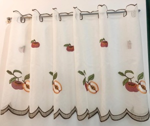 Perdea tip in, brodata, scurta cu inaltime de 60cm, pentru bucatarie, Hiko Apple pentru prindere direct pe geam