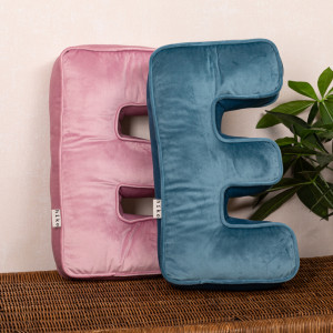 Perna XL, Hiko Name litera E din catifea albastra sau roz, cu vipusca 43x23x9cm - Img 1
