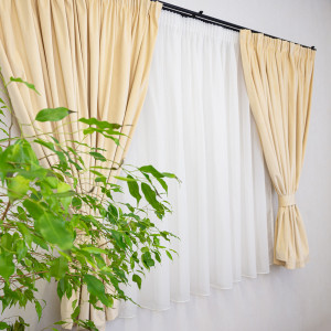 Set 2 draperii scurte cu doua benzi de prindere Hiko COMFY catifea crem, cu rejansa - Img 2