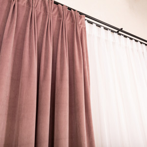 Set 5 piese Hiko, cu rejansa pliuri, fundita, pentru exact dimensiunea sinei/galeriei cu inaltimea aleasa, draperii scurte din catifea Comfy roz pudra cu 2 benzi de prindere si o perdea Ana voal - Img 2