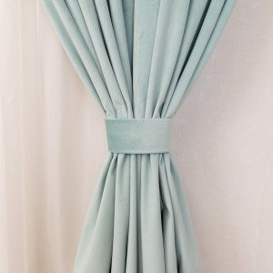 Set 5 piese Hiko, doua draperii scurte din catifea Comfy Ice Blue cu 2 benzi de prindere si o perdea Ana voal, cu rejansa - Img 2