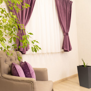Set 5 piese Hiko, doua draperii scurte din catifea Comfy mov cu 2 benzi de prindere si o perdea Ana voal, cu rejansa - Img 4
