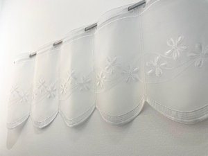 Perdea brodata tip in, scurta inaltime de 30cm, pentru bucatarie, Hiko Organza pentru prindere direct pe geam cu raport 1 la 1
