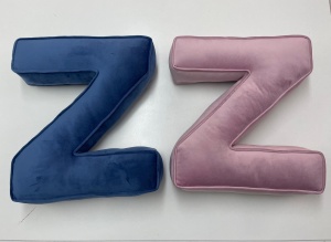 Perna XL, 42cm, Hiko Name litera Z din catifea albastra sau roz, cu vipusca
