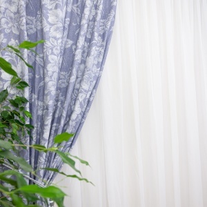 Set 2 draperii bumbac, Hiko Nostalgie Garden Flower albastru, cu rejansa Premium creion de 6,5cm - Img 4