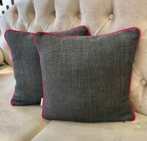 Set 2 perne decorative cu fata detasabila, Hiko antracit cu rosu, editie limitata