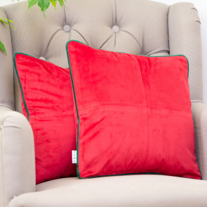 Set 2 perne decorative, cu fata detasabila, Hiko Comfy catifea rosie, cu vipusca verde