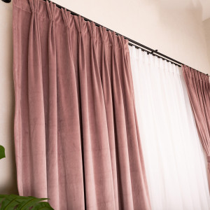 Set 5 piese Hiko, cu rejansa pliuri, fundita, pentru exact dimensiunea sinei/galeriei cu inaltimea aleasa, draperii scurte din catifea Comfy roz pudra cu 2 benzi de prindere si o perdea Ana voal - Img 3