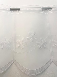 Perdea brodata tip in, scurta inaltime de 30cm, pentru bucatarie, Hiko Organza pentru prindere direct pe geam cu raport 1 la 1 - Img 2