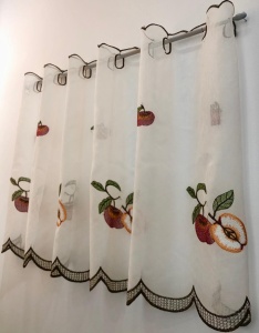 Perdea tip in, brodata, scurta cu inaltime de 60cm, pentru bucatarie, Hiko Apple pentru prindere direct pe geam - Img 4