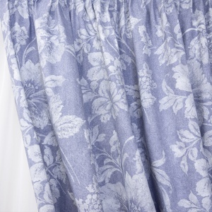 Set 2 draperii scurte din bumbac, Hiko Nostalgie Garden Albastru, cu rejansa Premium creion de 6,5cm cu 2 benzi de prindere - Img 2
