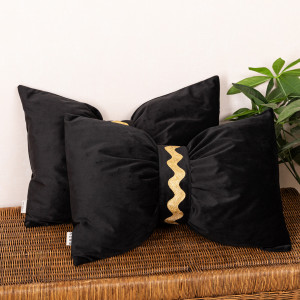 Set 2 perne decorative 2x40x60cm cu fata detasabila, Hiko COMFY Bow catifea neagra banda aurie - Img 3