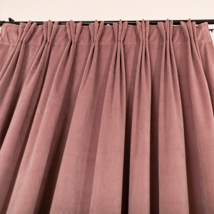 Set 5 piese Hiko, cu rejansa pliuri, fundita, pentru exact dimensiunea sinei/galeriei cu inaltimea aleasa, draperii scurte din catifea Comfy roz pudra cu 2 benzi de prindere si o perdea Ana voal - Img 4