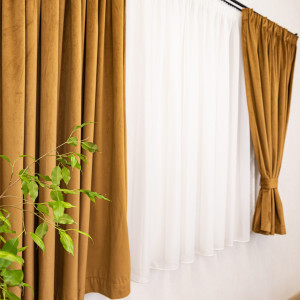 Set 5 piese Hiko, doua draperii scurte din catifea Comfy cognac cu 2 benzi de prindere si o perdea Ana voal, cu rejansa - Img 3