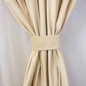 Set 5 piese Hiko, doua draperii scurte din catifea Comfy crem cu 2 benzi de prindere si o perdea Ana voal, cu rejansa - Img 4