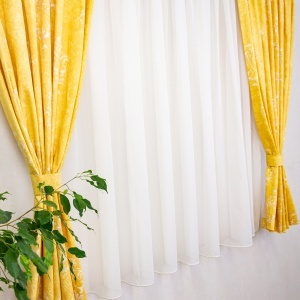 Set 2 draperii scurte din bumbac, Hiko Nostalgie Baroc Garden Galben, cu rejansa Premium creion de 6,5cm cu 2 benzi de prindere - Img 2