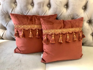 Set 2 perne decorative cu fata detasabila, Hiko COMFY catifea caramzie cu banda ciucuri vascoza - Img 3