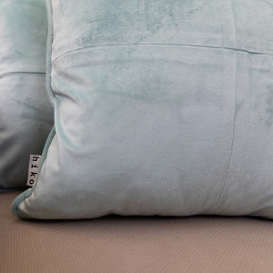 Set 2 perne decorative, cu vipusca si fata detasabila, HIKO Comfy catifea Ice Blue - Img 3