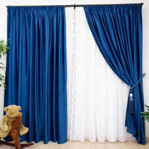 Set 4 piese Hiko, doua draperii COMFY catifea albastru royal si perdele Ana voal alb cu pom pom, cu rejansa