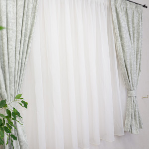Set 5 piese draperii scurte Nostalgie Garden Shadow bumbac gri cu doua bentite si o perdea Ana voal alb, cu rejansa - Img 3