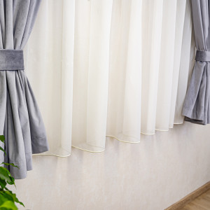 Set 5 piese Hiko, doua draperii scurte din catifea Comfy Steel Grey cu 2 benzi de prindere si o perdea Ana voal, cu rejansa - Img 2