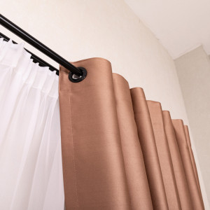 Draperie opaca, Hiko Blackout bronz/taupe usor lucios, cu prindere inele plastic, 1 bucata - Img 3