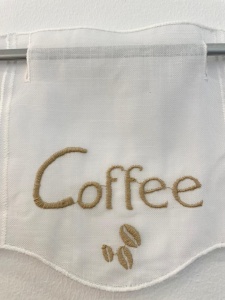 Perdea brodata tip in, scurta inaltime de 18cm, pentru bucatarie, Hiko Coffee pentru prindere direct pe geam cu raport 1 la 1 - Img 2