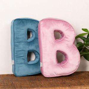 Perna XL-40cm, Hiko Name litera B din catifea albastra sau roz, cu vipusca - Img 1