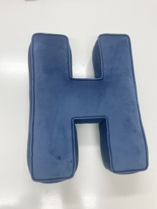 Perna XL, 42cm, Hiko Name litera H din catifea albastra sau roz, cu vipusca