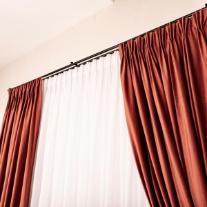 Set 2 draperii x fix dimensiunea sinei sau galeriei si inaltimea, Hiko COMFY catifea caramizie, cu rejansa pliuri, fundita - Img 3