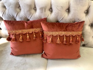Set 2 perne decorative cu fata detasabila, Hiko COMFY catifea caramzie cu banda ciucuri vascoza
