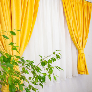 Set 5 piese Hiko, doua draperii scurte din catifea Comfy galbena cu 2 benzi de prindere si o perdea Ana voal, cu rejansa - Img 2