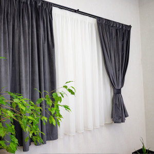 Set 5 piese Hiko, doua draperii scurte din catifea Comfy gri antracit cu 2 benzi de prindere si o perdea Ana voal, cu rejansa - Img 4