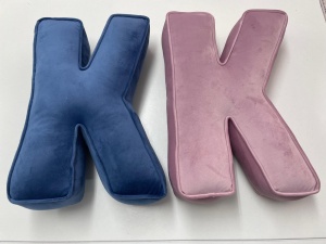 Perna XL, 42cm, Hiko Name litera K din catifea albastra sau roz, cu vipusca
