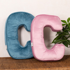 Perna XL40cm, Hiko Name litera C din catifea albastra sau roz cu vipusca - Img 1