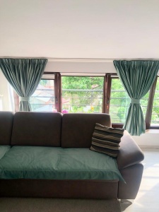 Set 2 draperii scurte cu doua benzi de prindere Hiko COMFY catifea verde deschis, cu rejansa - Img 7