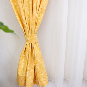Set 2 draperii scurte din bumbac, Hiko Nostalgie Garden galben, cu rejansa Premium creion de 6,5cm cu 2 benzi de prindere - Img 3