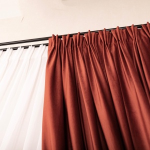 Set 2 draperii x fix dimensiunea sinei sau galeriei si inaltimea, Hiko COMFY catifea caramizie, cu rejansa pliuri, fundita - Img 4