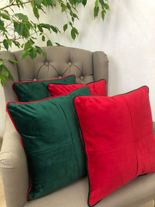 Set 2 perne decorative, cu fata detasabila, Hiko Comfy Christmas Mix catifea verde smarald si catifea rosie - Img 3
