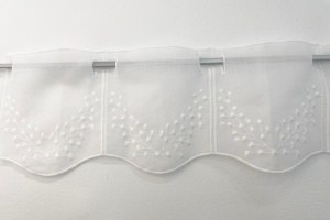 Perdea brodata tip in, scurta inaltime de 18cm, pentru bucatarie, Hiko Floricele pentru prindere direct pe geam cu raport 1 la 1