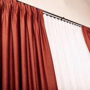 Set 2 draperii x fix dimensiunea sinei sau galeriei si inaltimea, Hiko COMFY catifea caramizie, cu rejansa pliuri, fundita - Img 5