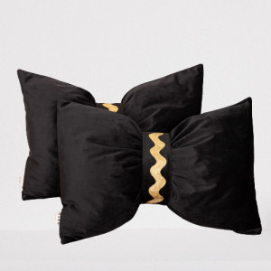 Set 2 perne decorative 2x40x60cm cu fata detasabila, Hiko COMFY Bow catifea neagra banda aurie - Img 2