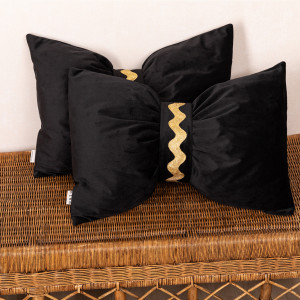 Set 2 perne decorative 2x40x60cm cu fata detasabila, Hiko COMFY Bow catifea neagra banda aurie - Img 4