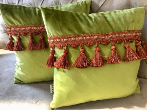 Set 2 perne decorative, fata detasabila, Hiko Comfy catifea verde fistic cu banda ciucuri 2x40x40cm