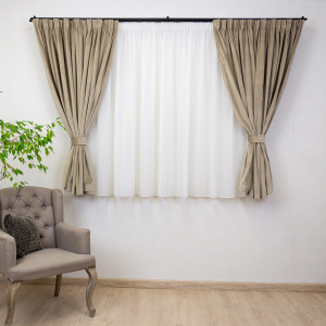 Set 5 piese Hiko, doua draperii scurte din catifea Comfy bej cu 2 benzi de prindere si o perdea Ana voal, cu rejansa